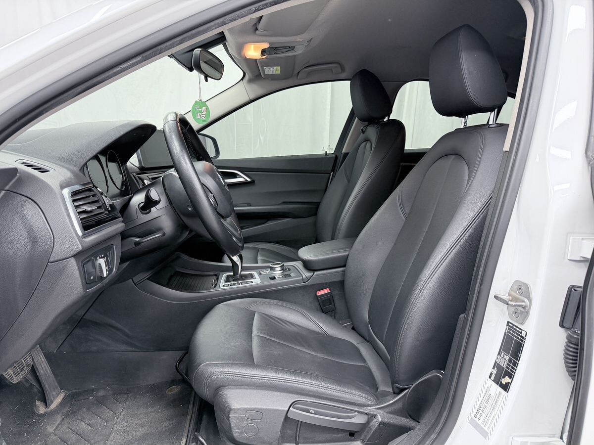 BMW 1-Series 2023 - фото автомобиля