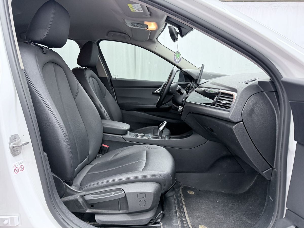 BMW 1-Series 2023 - фото автомобиля