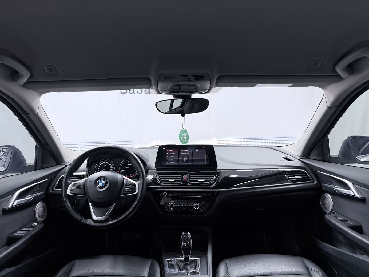 BMW 1-Series 2023 - фото автомобиля