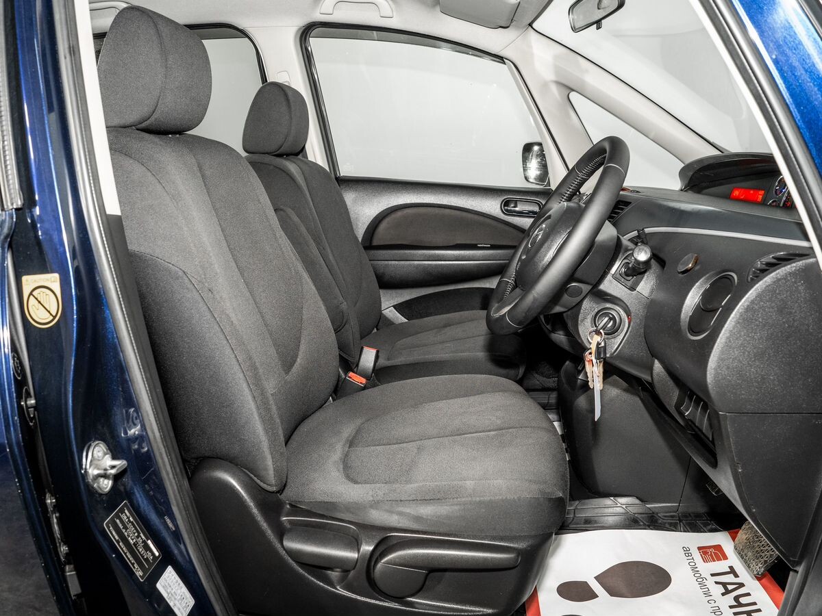 Mazda Biante 2008 - фото автомобиля