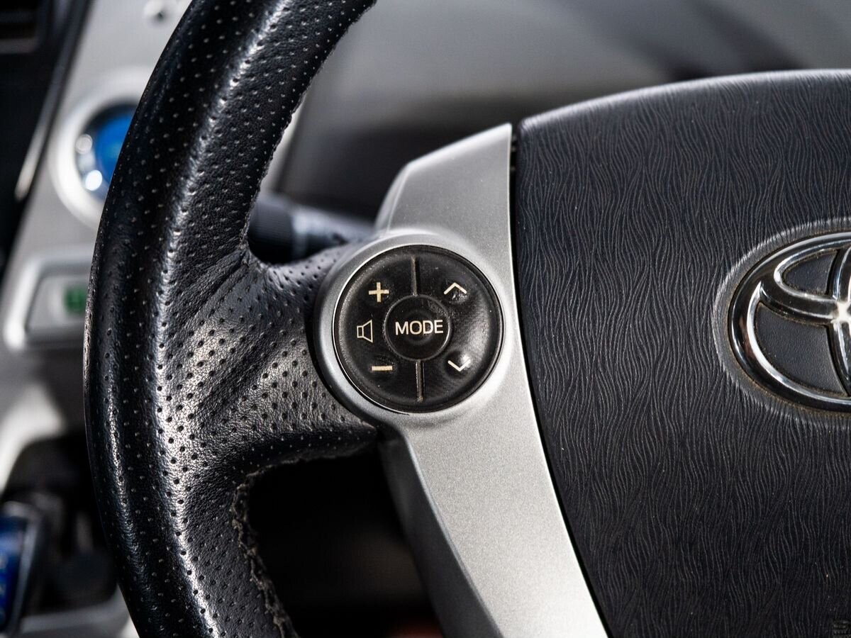 Toyota Prius Alpha 2012 - фото автомобиля