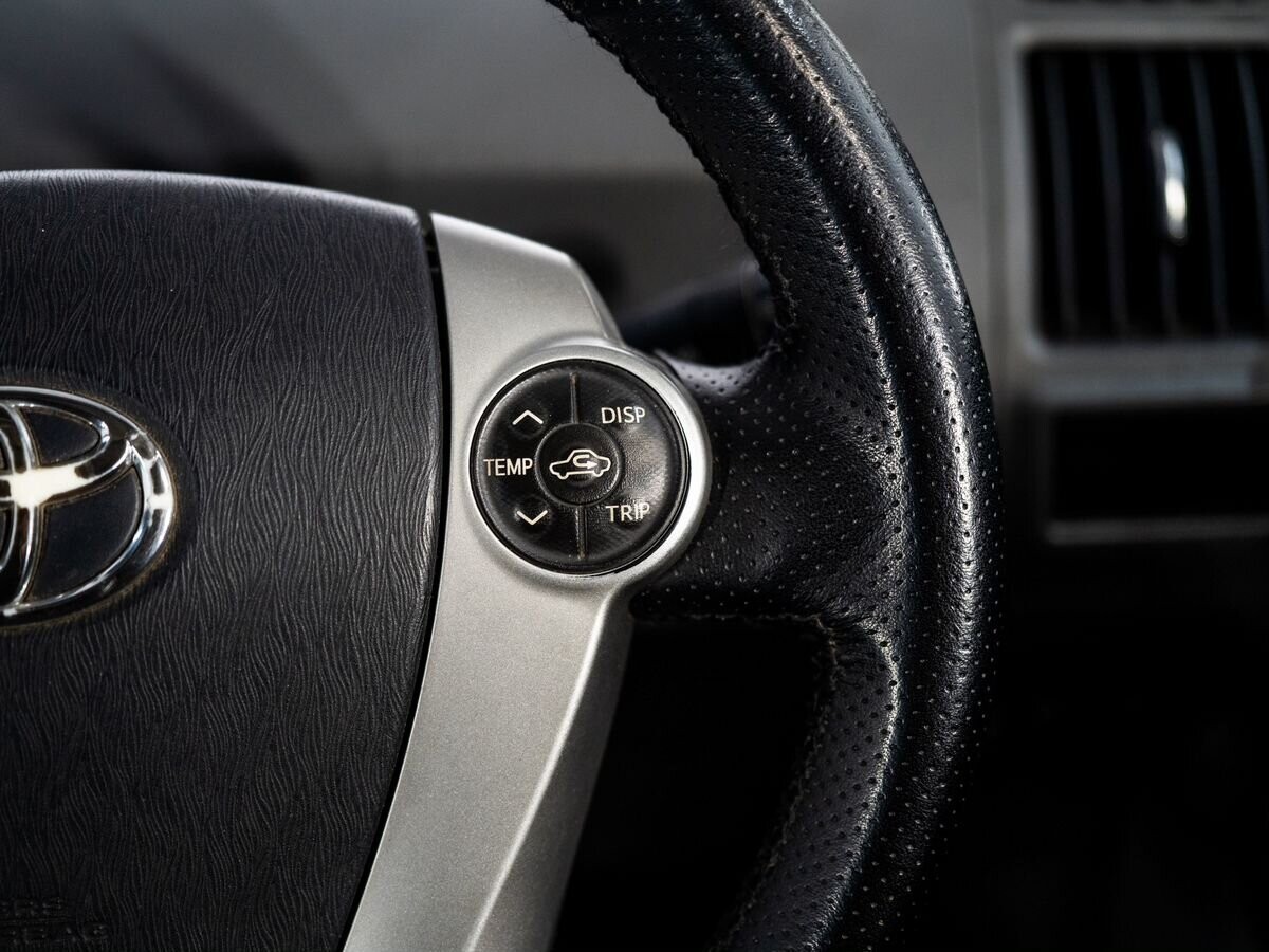 Toyota Prius Alpha 2012 - фото автомобиля