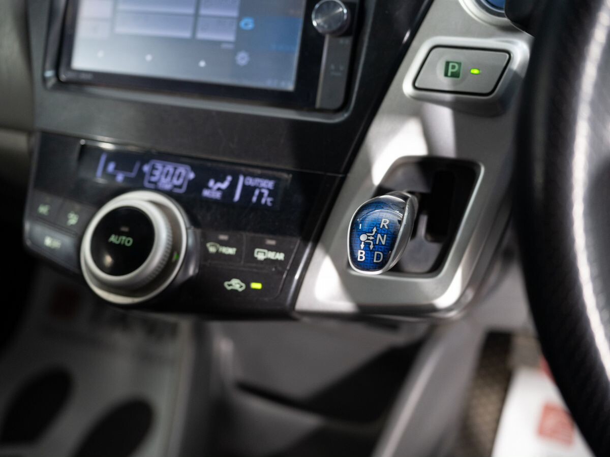 Toyota Prius Alpha 2012 - фото автомобиля