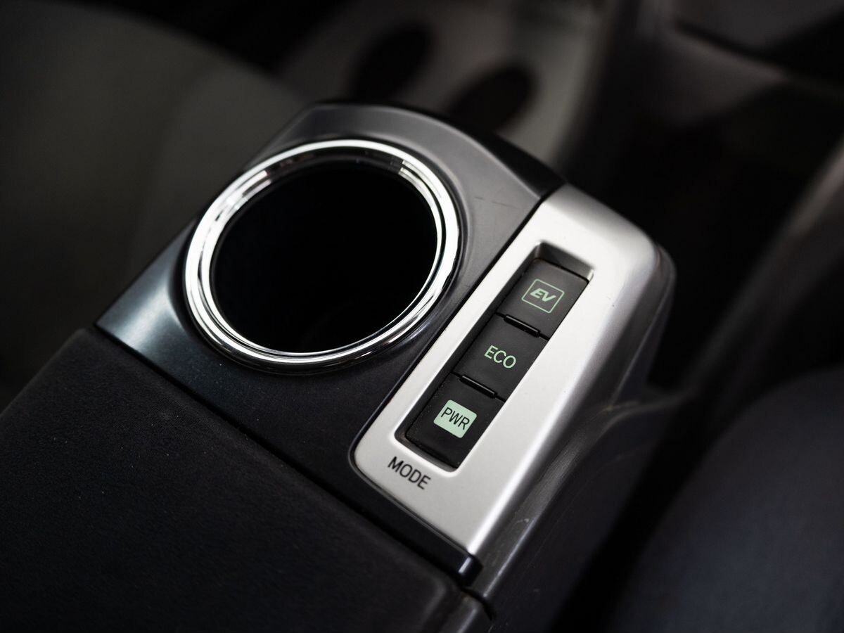 Toyota Prius Alpha 2012 - фото автомобиля