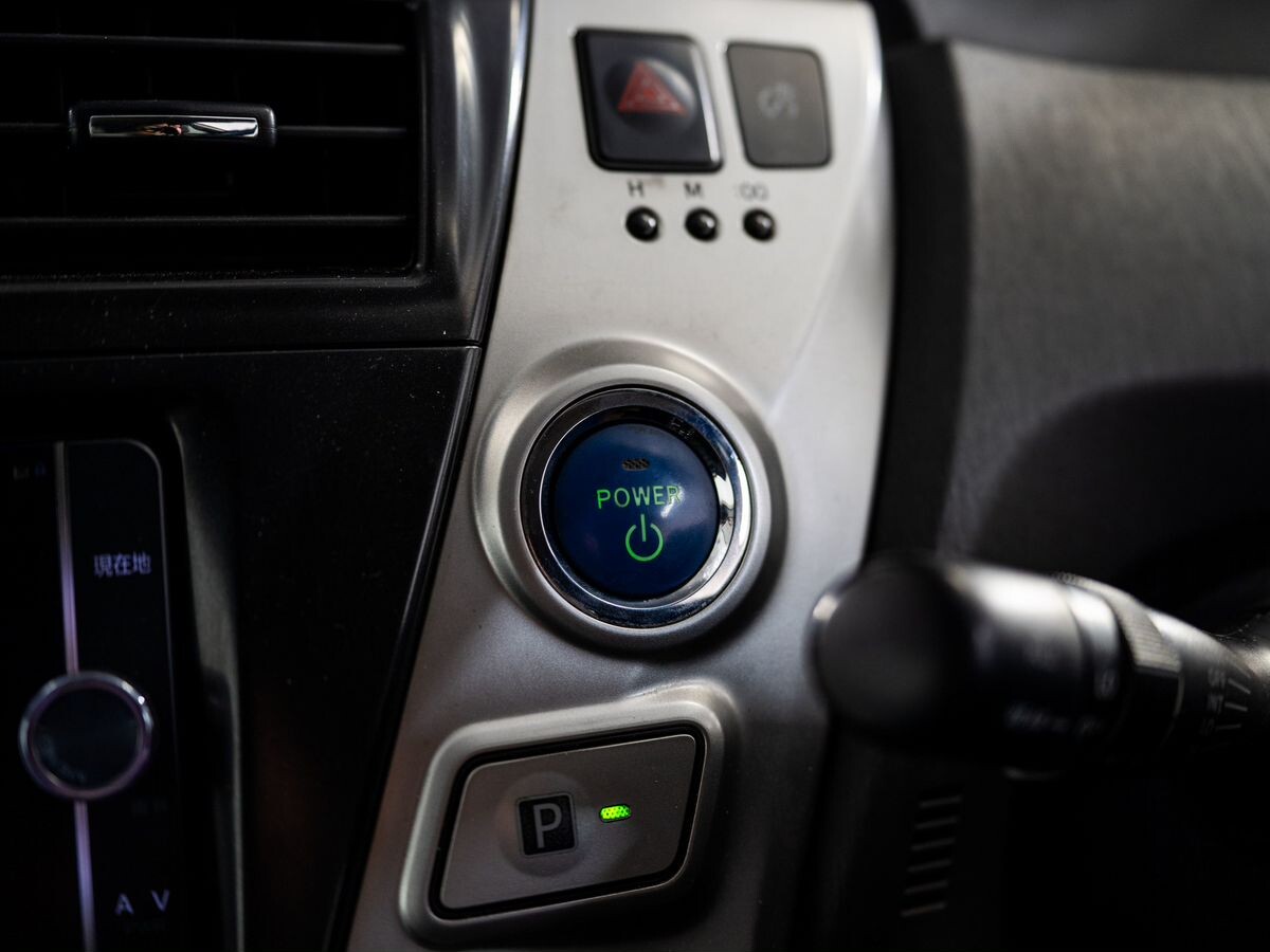 Toyota Prius Alpha 2012 - фото автомобиля