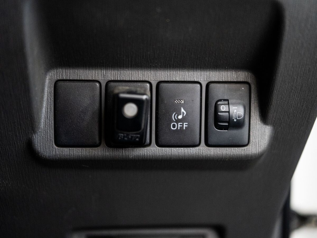 Toyota Prius Alpha 2012 - фото автомобиля