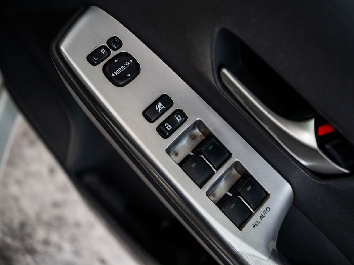 Toyota Prius Alpha 2012 - фото автомобиля