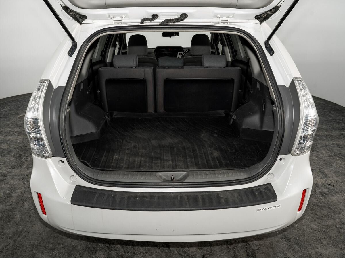 Toyota Prius Alpha 2012 - фото автомобиля