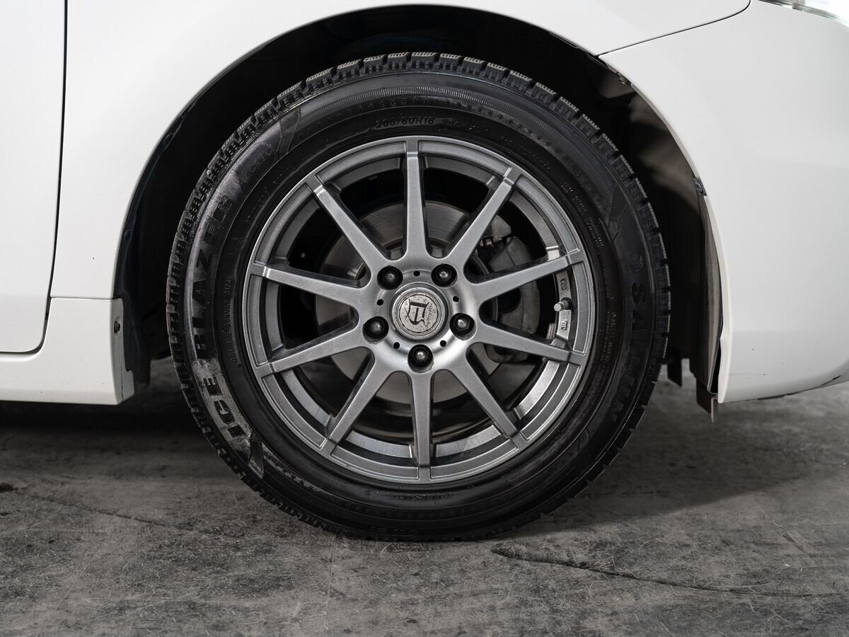 Toyota Prius Alpha 2012 - фото автомобиля