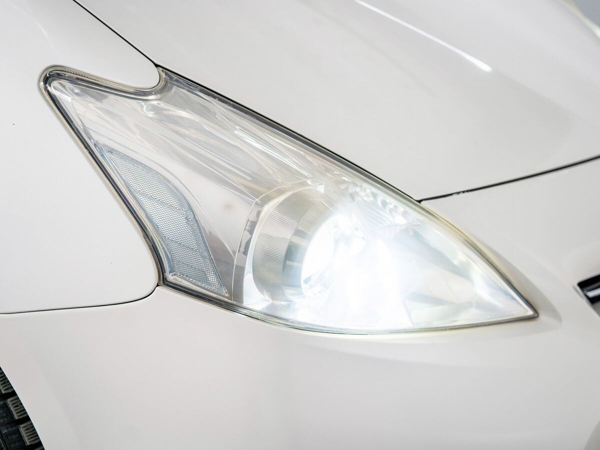 Toyota Prius Alpha 2012 - фото автомобиля