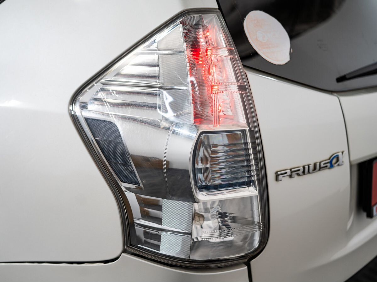 Toyota Prius Alpha 2012 - фото автомобиля