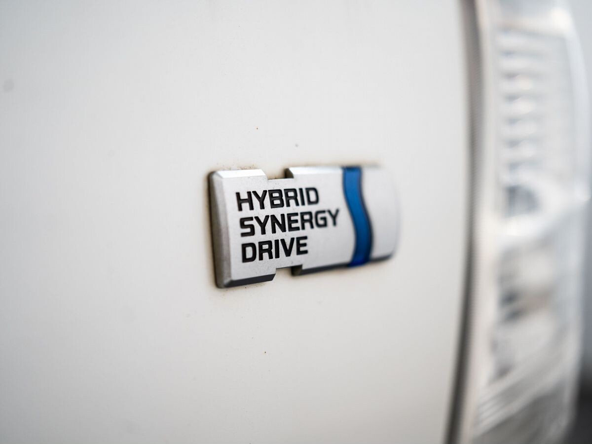 Toyota Prius Alpha 2012 - фото автомобиля