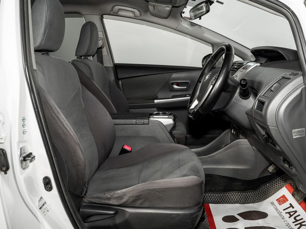Toyota Prius Alpha 2012 - фото автомобиля