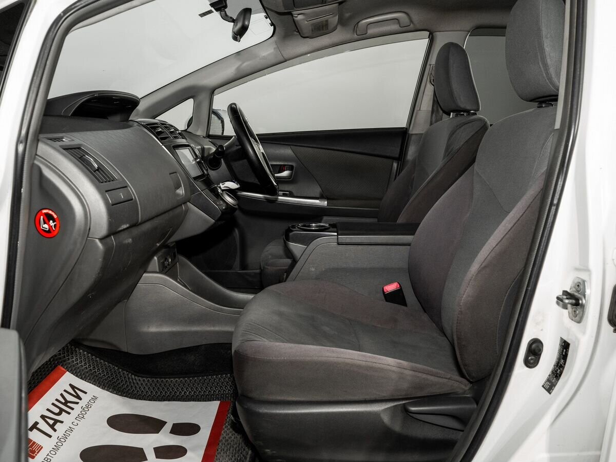 Toyota Prius Alpha 2012 - фото автомобиля