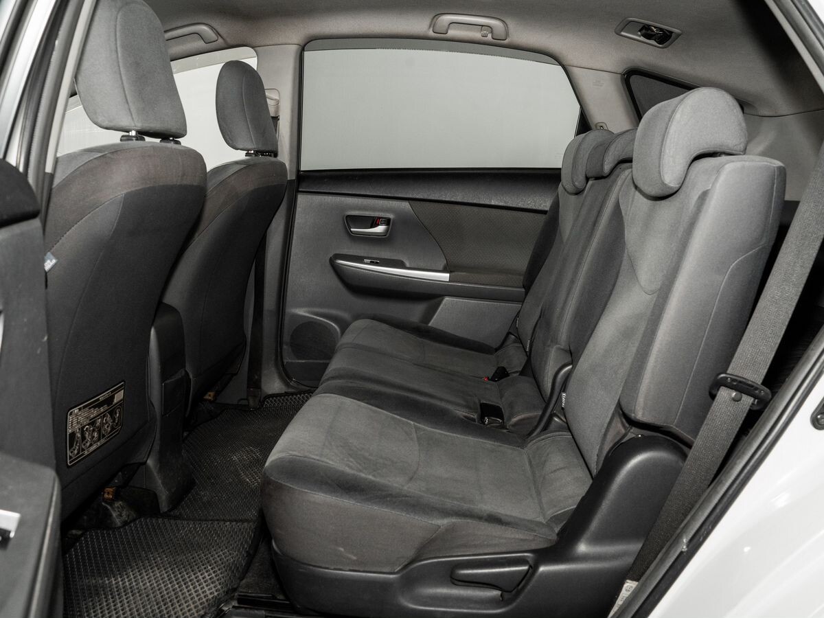 Toyota Prius Alpha 2012 - фото автомобиля