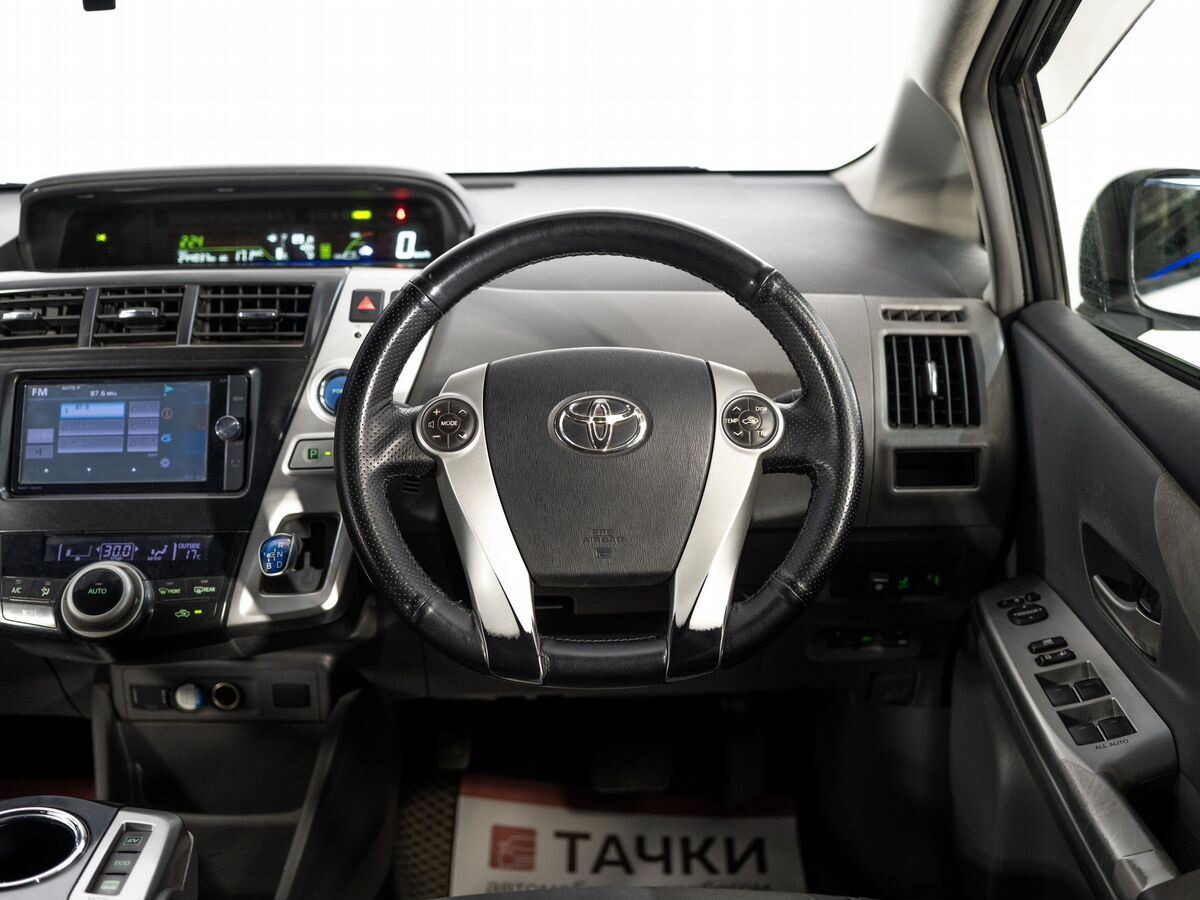 Toyota Prius Alpha 2012 - фото автомобиля