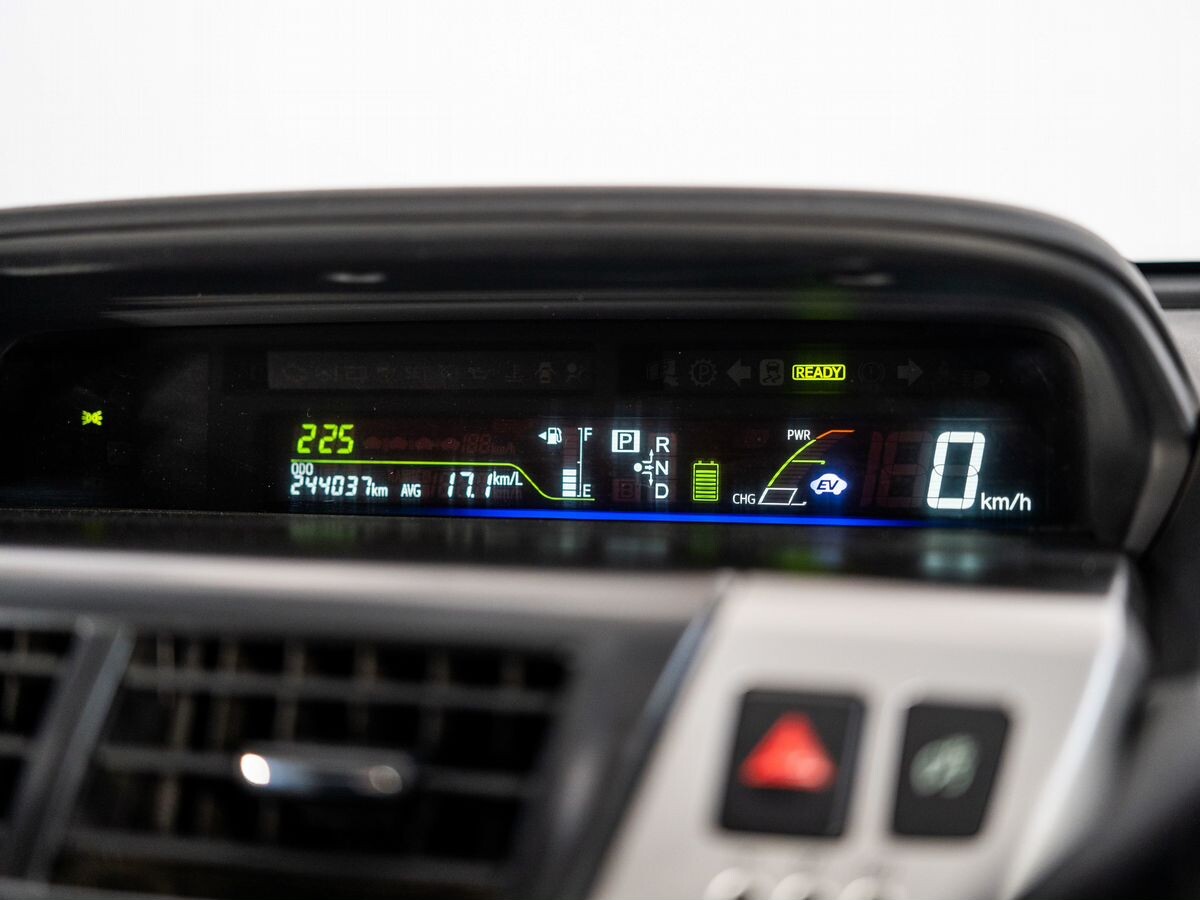 Toyota Prius Alpha 2012 - фото автомобиля