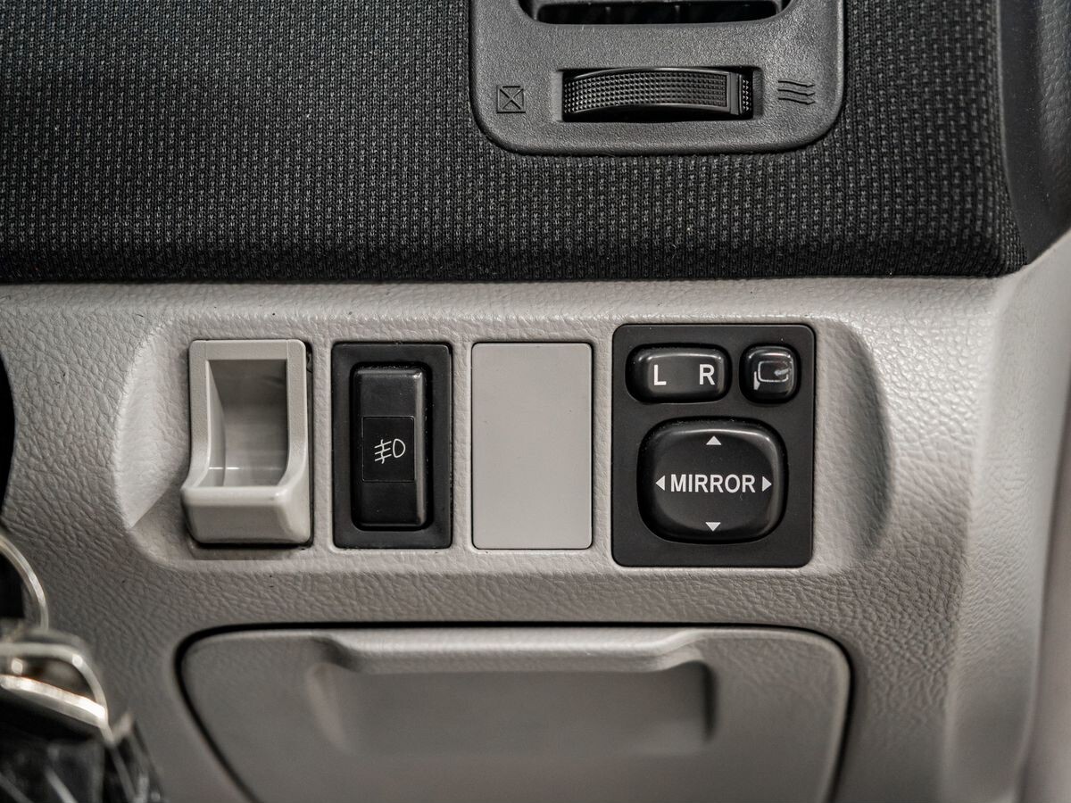 Toyota Opa 2003 - фото автомобиля