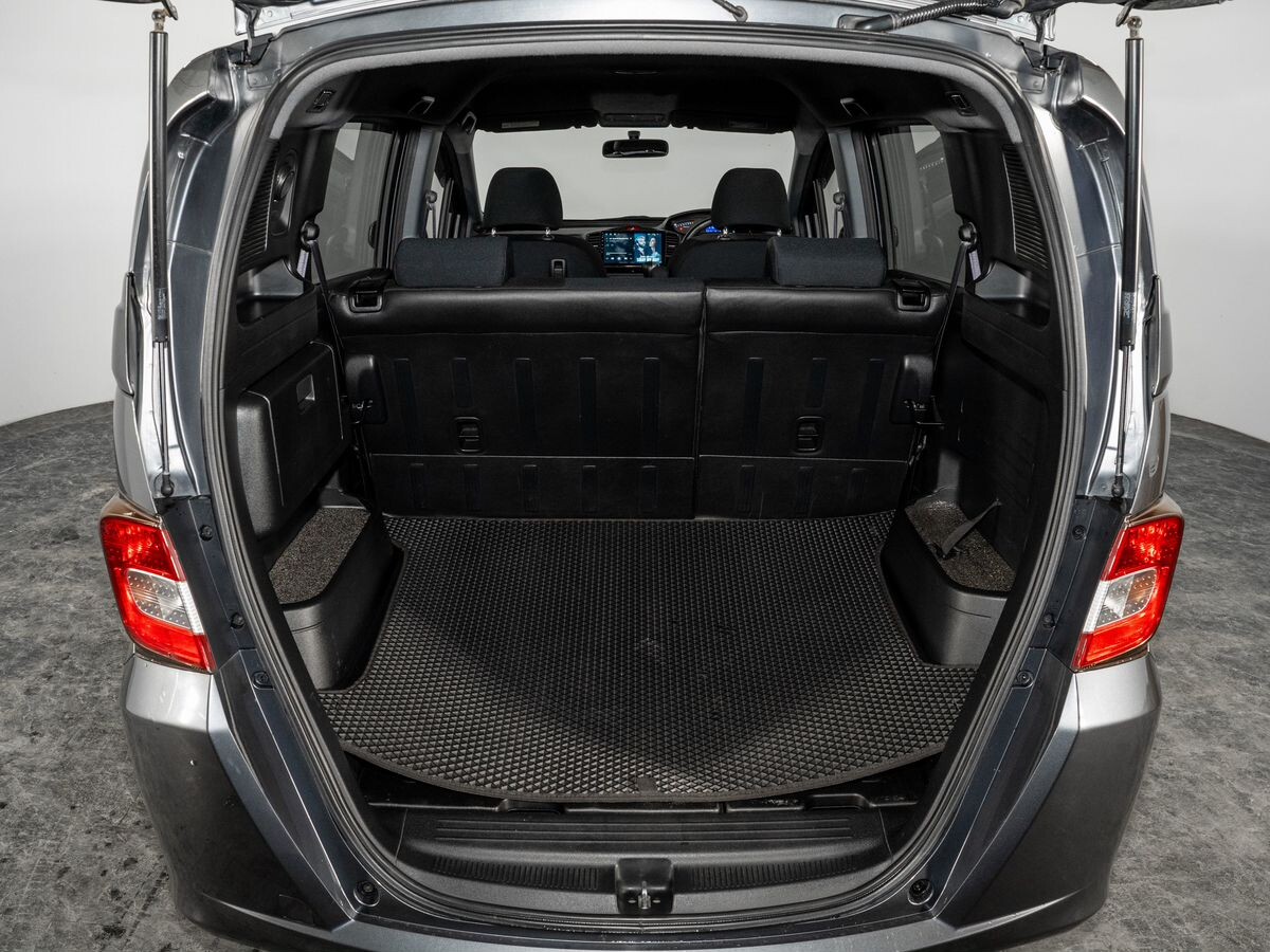 Honda Freed Spike 2010 - фото автомобиля