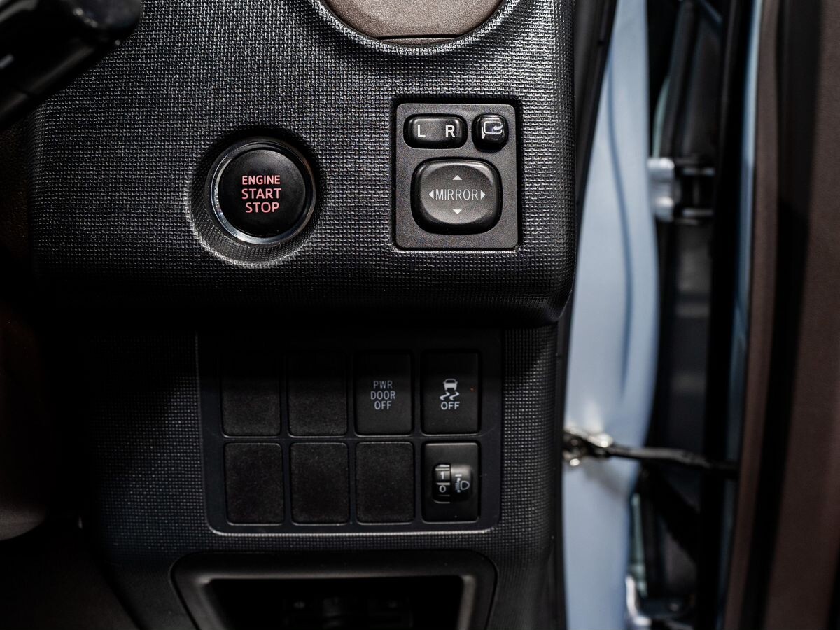 Toyota Spade 2013 - фото автомобиля