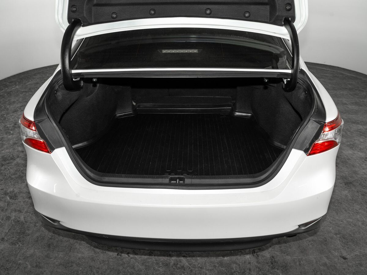 Toyota Camry 2018 - фото автомобиля