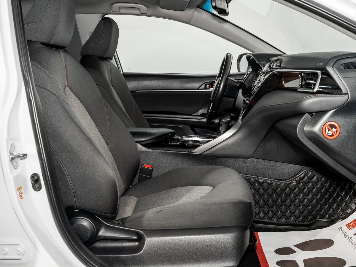 Toyota Camry 2018 - фото автомобиля