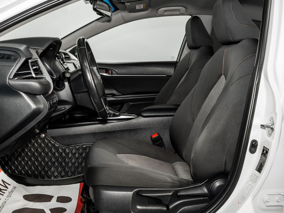 Toyota Camry 2018 - фото автомобиля