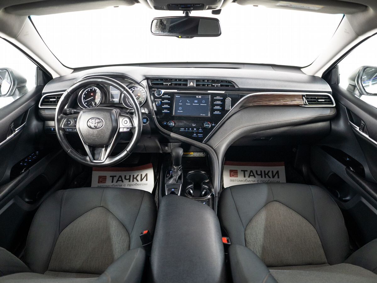 Toyota Camry 2018 - фото автомобиля