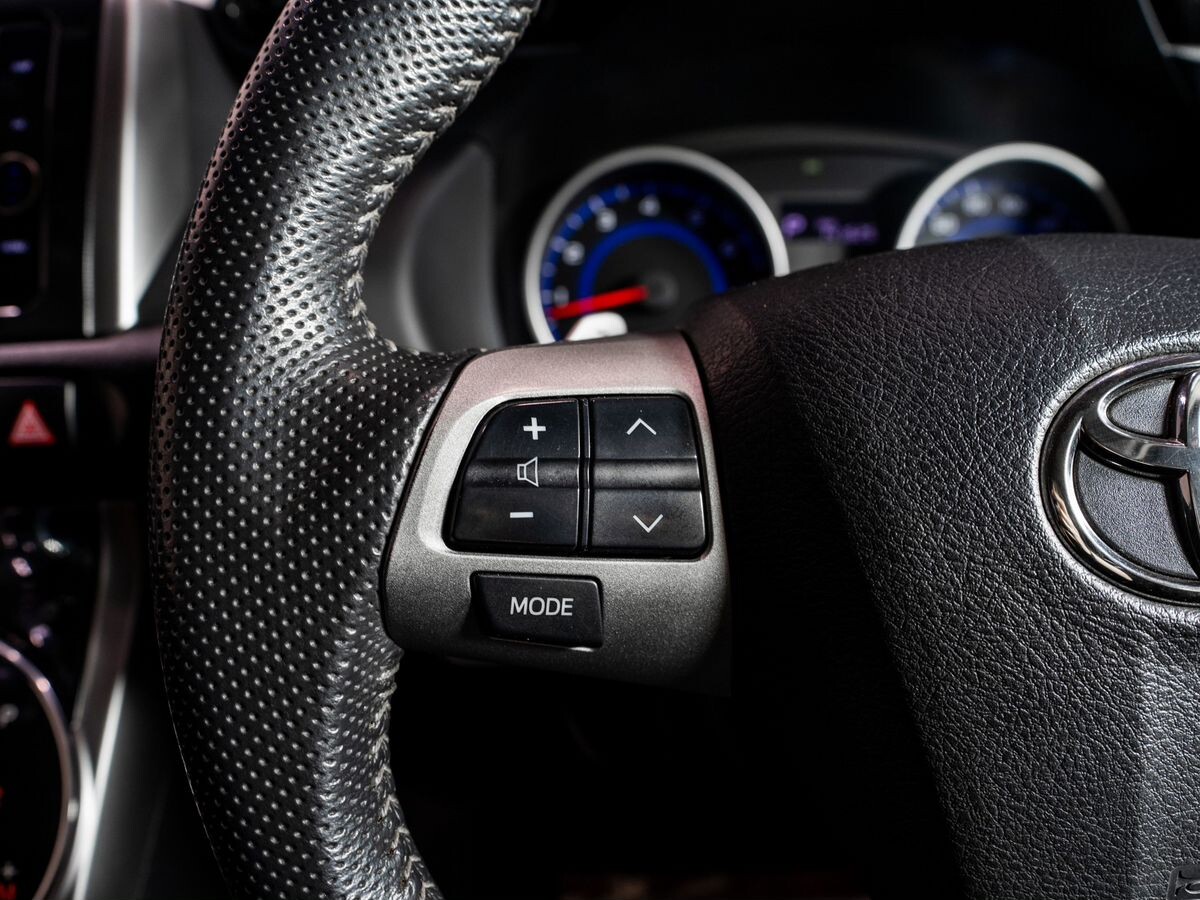 Toyota Wish 2013 - фото автомобиля