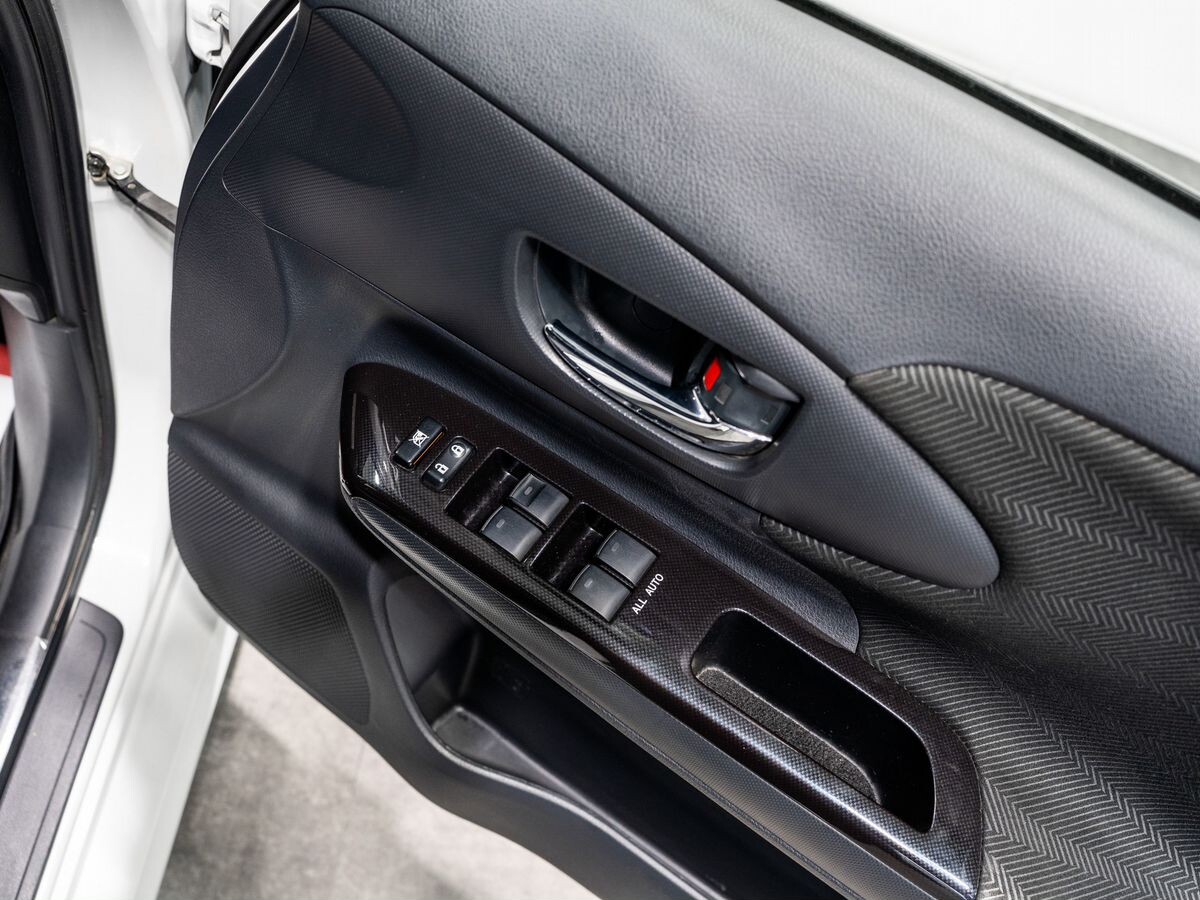 Toyota Wish 2013 - фото автомобиля