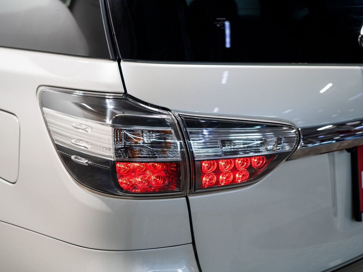 Toyota Wish 2013 - фото автомобиля