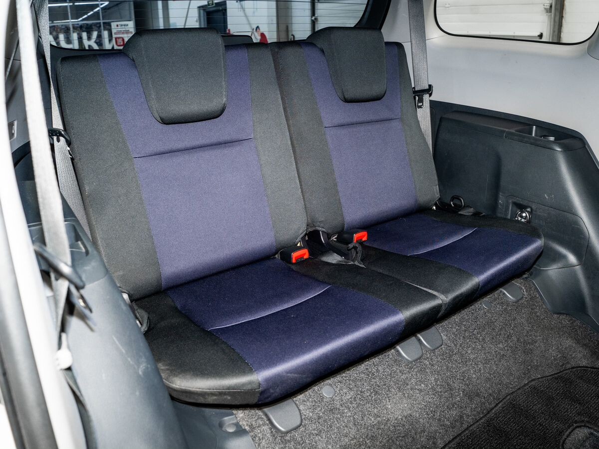 Toyota Wish 2013 - фото автомобиля