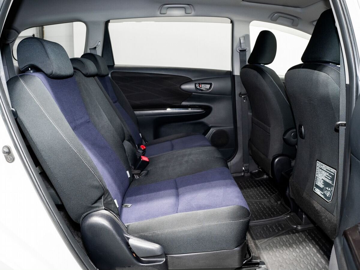 Toyota Wish 2013 - фото автомобиля