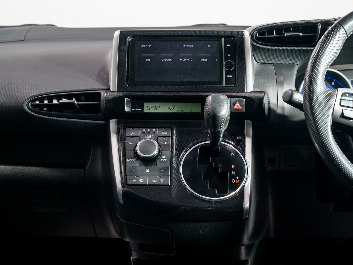 Toyota Wish 2013 - фото автомобиля