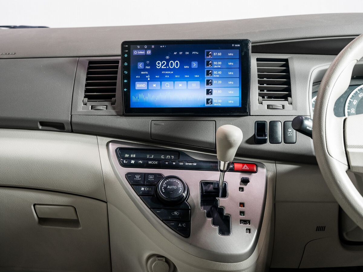 Toyota Isis 2014 - фото автомобиля