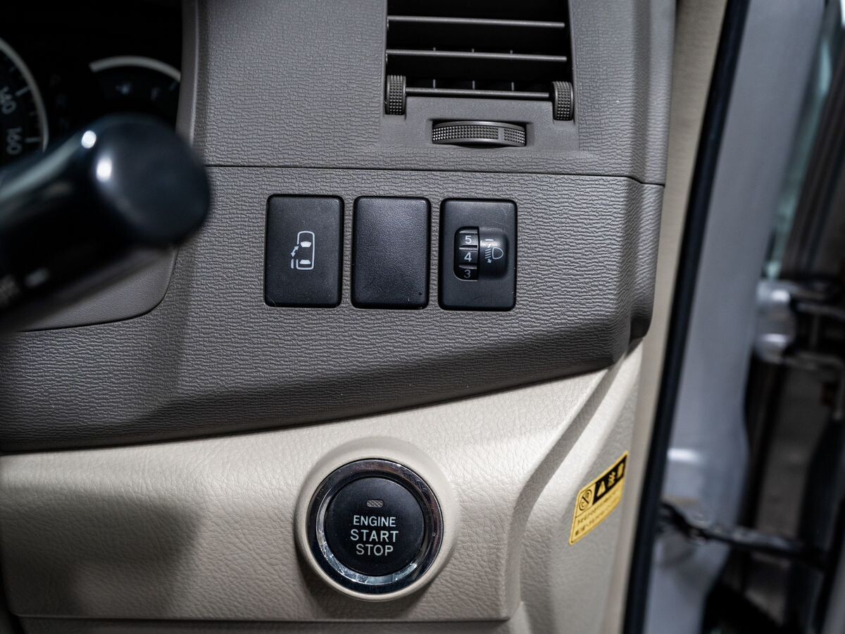 Toyota Isis 2014 - фото автомобиля