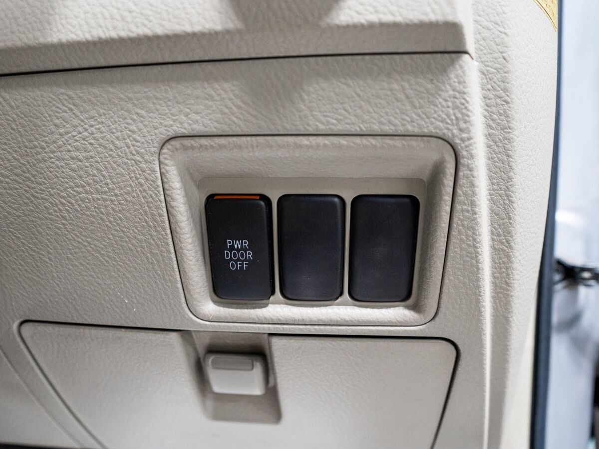 Toyota Isis 2014 - фото автомобиля