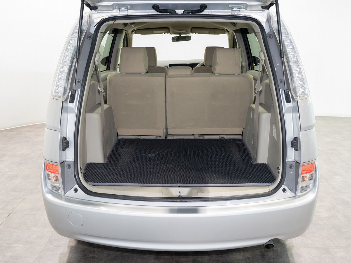 Toyota Isis 2014 - фото автомобиля