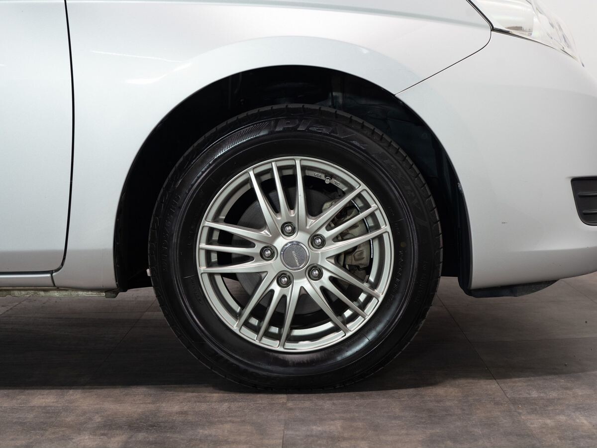 Toyota Isis 2014 - фото автомобиля