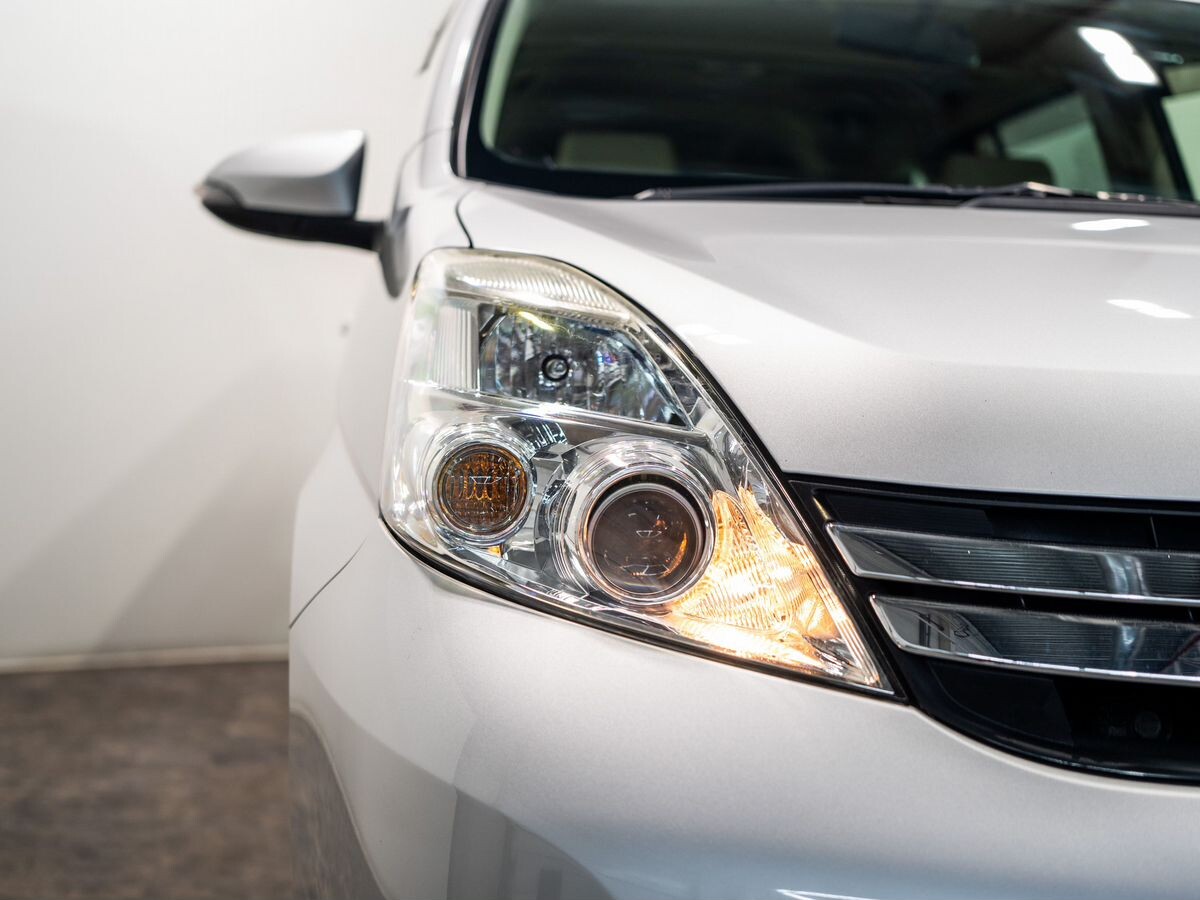 Toyota Isis 2014 - фото автомобиля