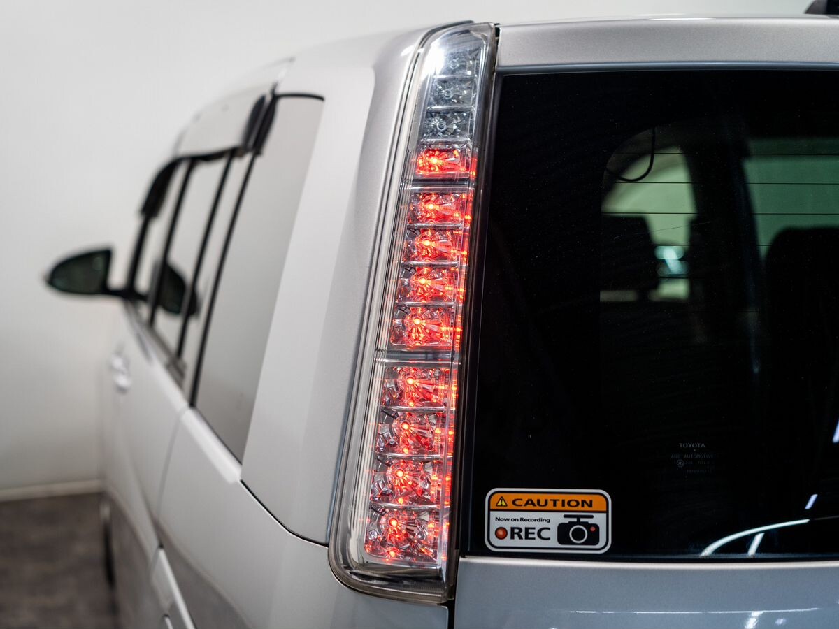 Toyota Isis 2014 - фото автомобиля