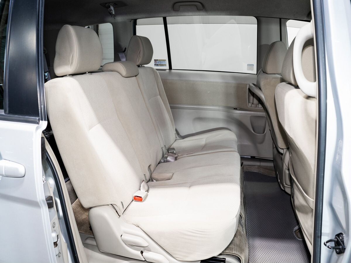 Toyota Isis 2014 - фото автомобиля