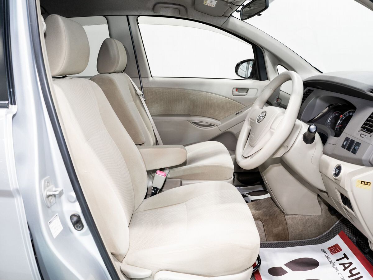 Toyota Isis 2014 - фото автомобиля