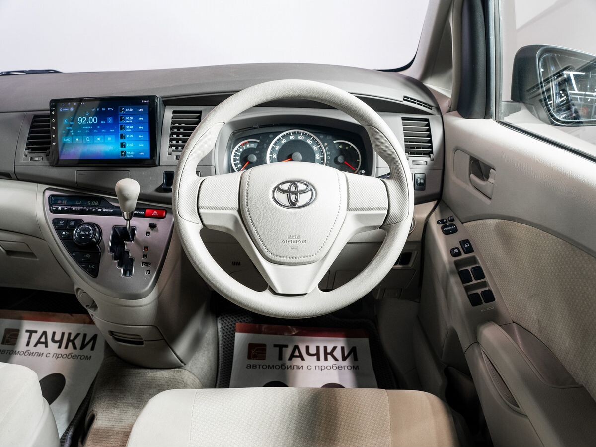Toyota Isis 2014 - фото автомобиля