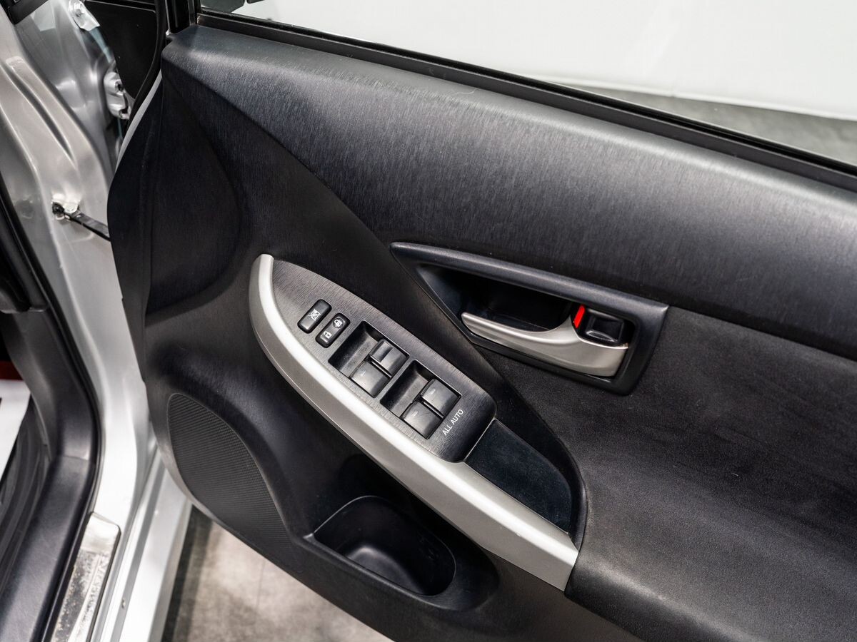 Toyota Prius 2012 - фото автомобиля