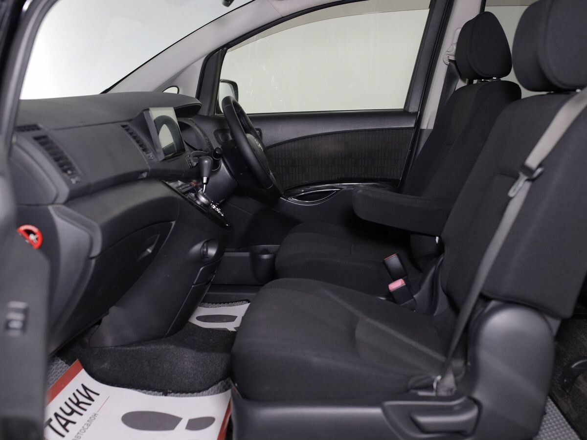 Toyota Isis 2012 - фото автомобиля