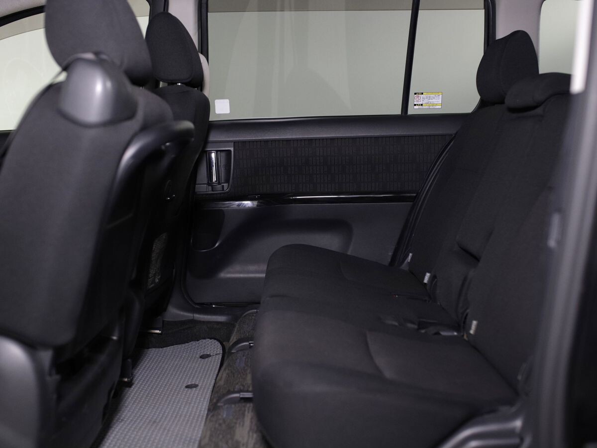 Toyota Isis 2012 - фото автомобиля