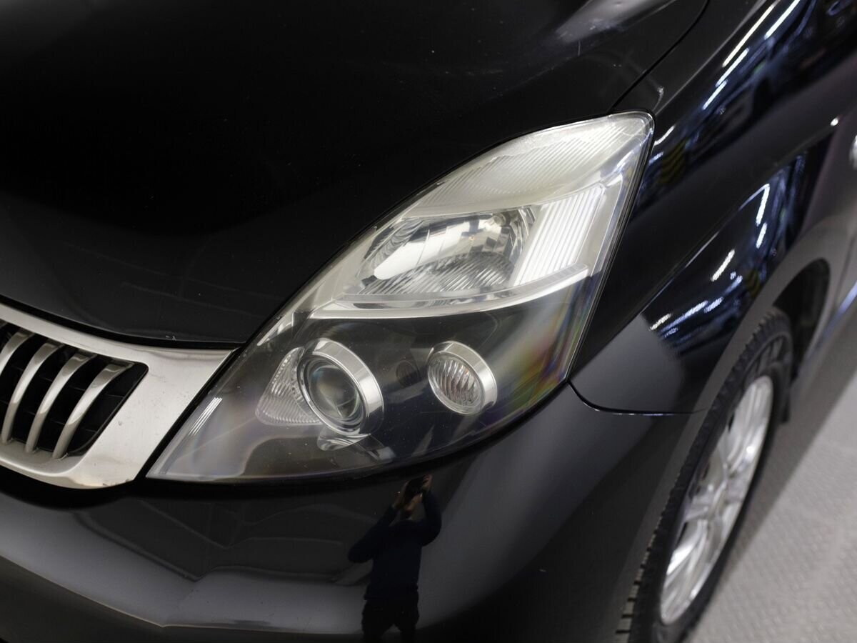 Toyota Isis 2012 - фото автомобиля