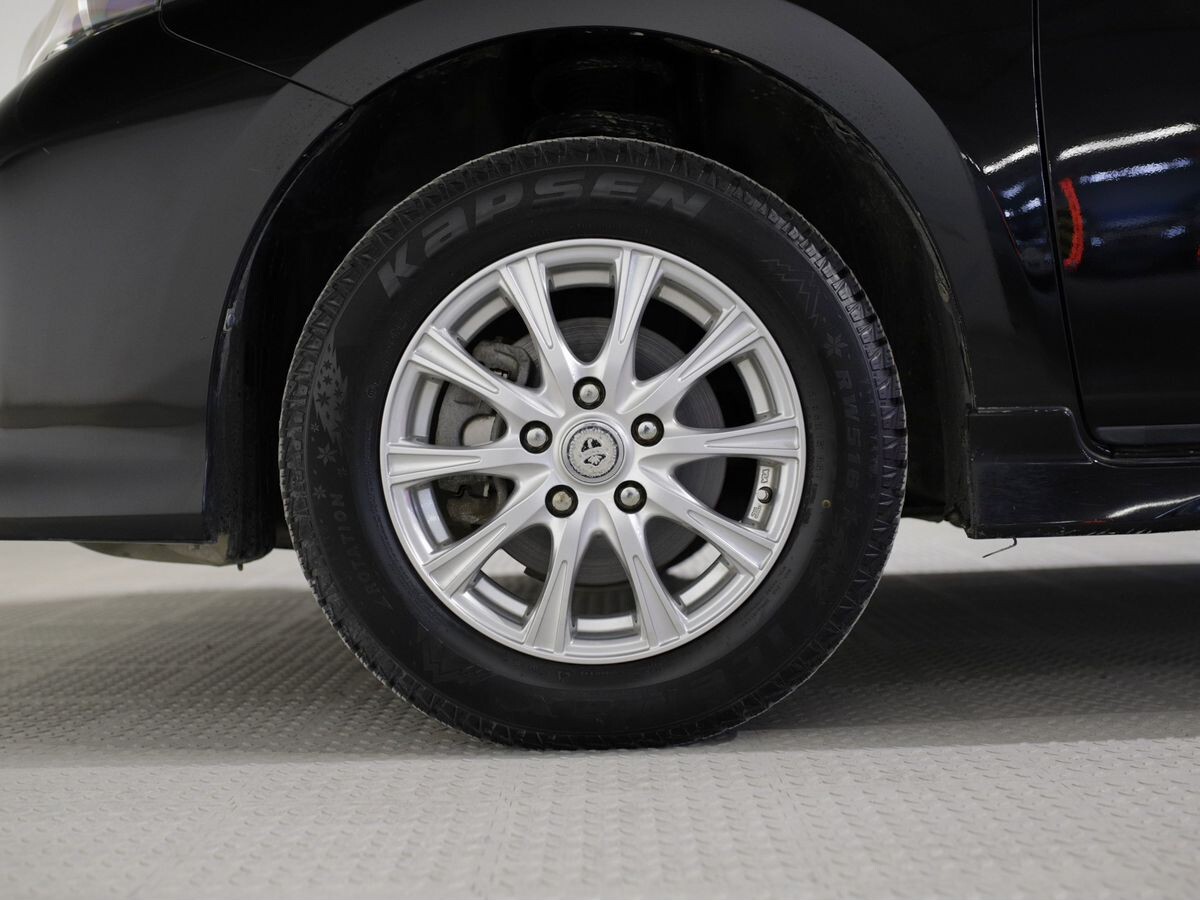 Toyota Isis 2012 - фото автомобиля