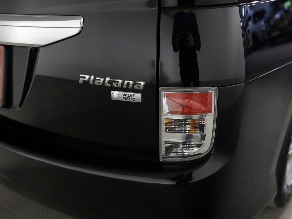 Toyota Isis 2012 - фото автомобиля